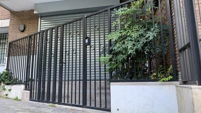  Puerta de entrada de hierro forjado de lujo con panel de vidrio  operable. : Herramientas y Mejoras del Hogar