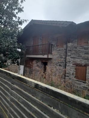 Piedra, madera, chimenea y súper vistas al Pirineo: esta casa