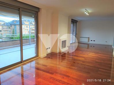 Hall de entrada de una casa moderna con muebles de madera de diseño  contemporáneo minimalista y suelos de parquet de roble en espiga