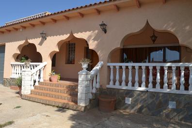 Nueva casa moderna, piscina y caballos